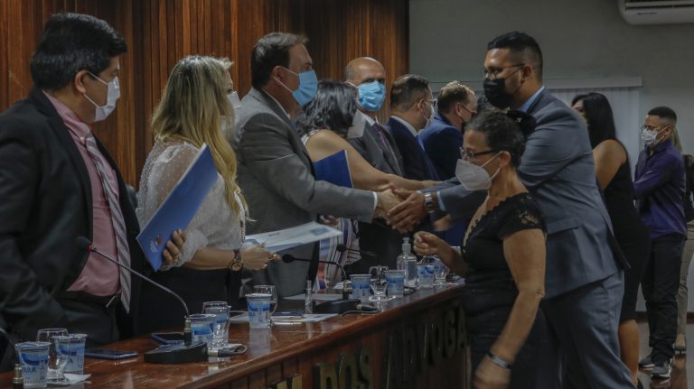 OAB-AM realiza entrega de carteira aos novos advogados