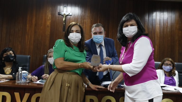 OAB-AM realiza cerimônia para homenagear mulheres