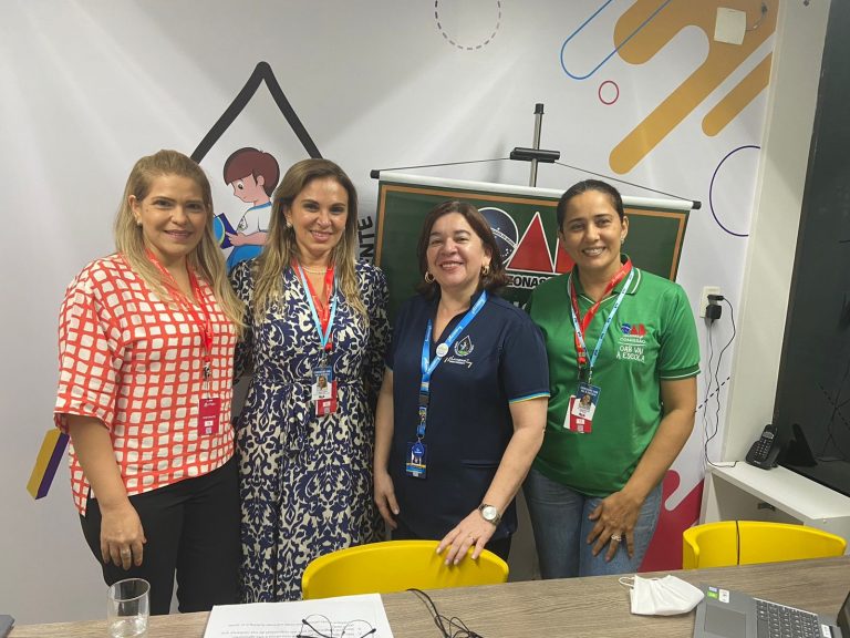 Membros da comissão OAB Vai à Escola ministram palestra em unidades de ensino