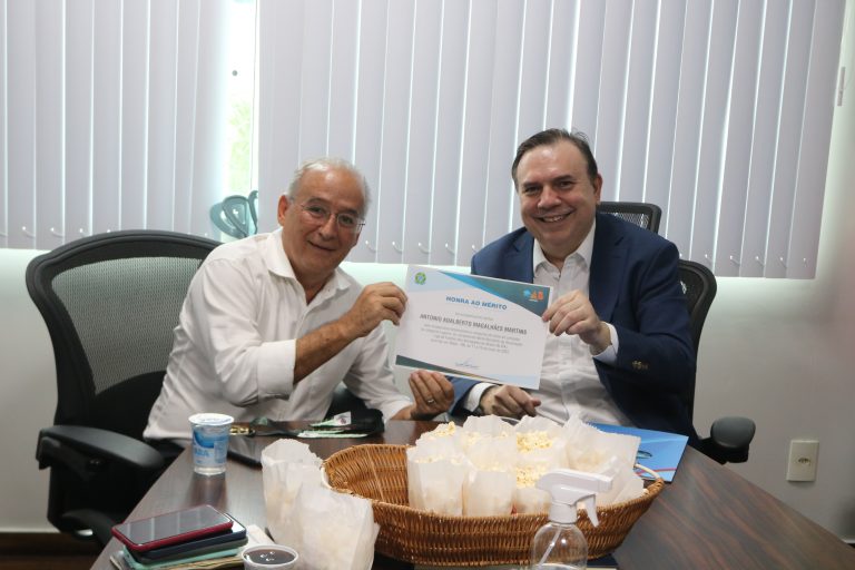 Presidente da OAB-AM agracia campeões da categoria Legend
