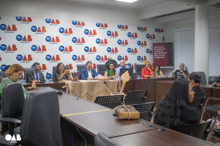Livro sobre diferenças entre leis indígenas e legislação brasileira é lançado na OAB-AM
